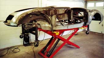 Front and rear body tubs on frame without sills installed